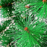 Albero di Natale decorativo ad aghi di pino verde con effetto neve