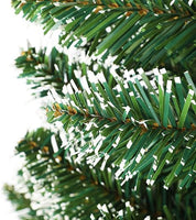 Albero di Natale ad aghi di pino verde con effetto neve e pigne