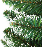 Albero di Natale ad aghi di pino verde con effetto neve e pigne