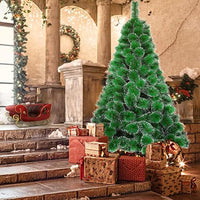 Albero di Natale decorativo ad aghi di pino verde con effetto neve